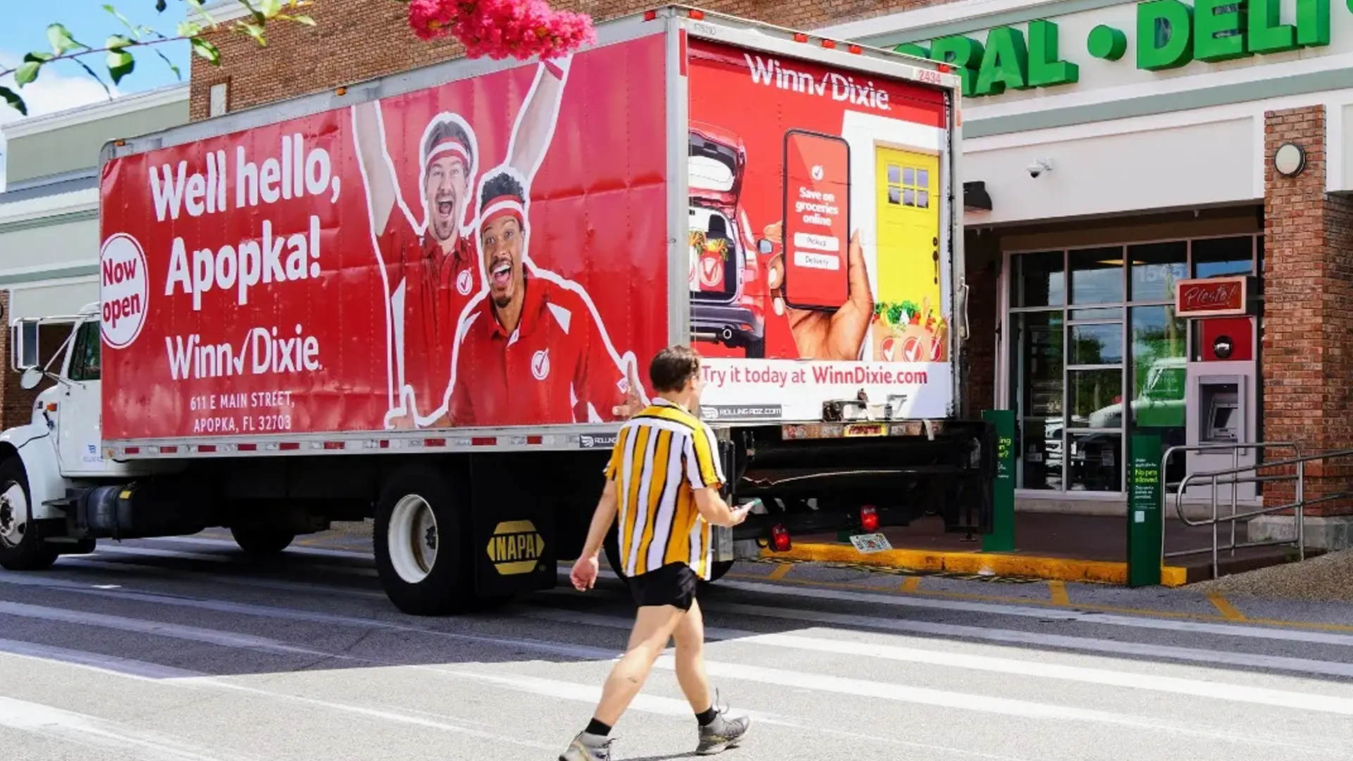 Mobile Billboard Advertising – Comprehensive Guide on What It Is and How It Works